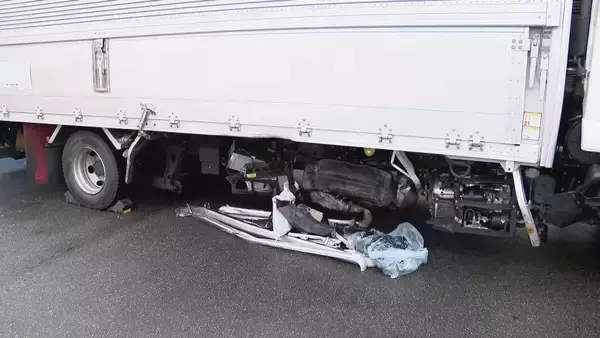 「酒気帯び運転のトラックによる衝突事故 運転手の65歳男を現行犯逮捕 トンネル内で壁にぶつかったはずみで乗用車に衝突…自身のトラック横転 新東名高速」の画像