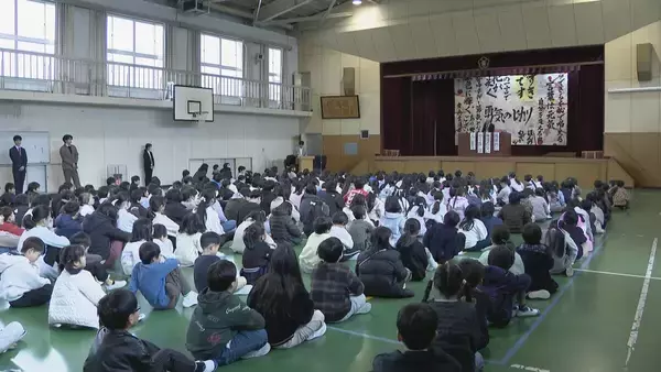 「愛知県内の多くの小中学校で始業式 “すごろく遊び”で年末年始の思い出やことしの目標など話し合う ｢字をきれいに書けるよう頑張りたい｣」の画像