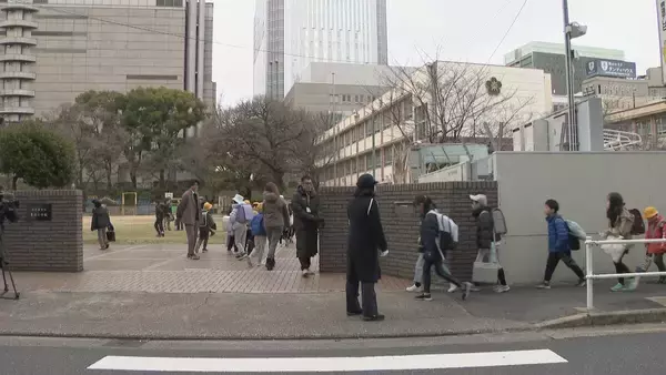 「愛知県内の多くの小中学校で始業式 “すごろく遊び”で年末年始の思い出やことしの目標など話し合う ｢字をきれいに書けるよう頑張りたい｣」の画像