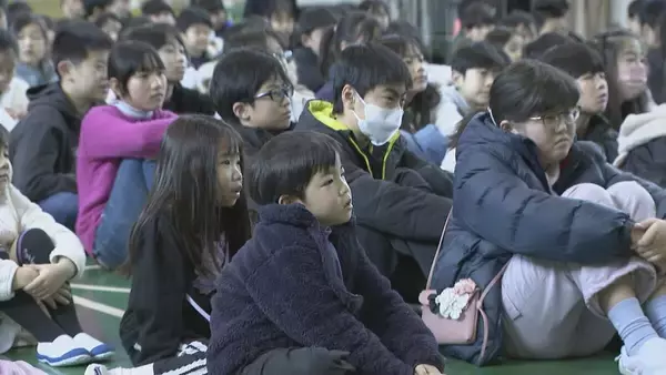 「愛知県内の多くの小中学校で始業式 “すごろく遊び”で年末年始の思い出やことしの目標など話し合う ｢字をきれいに書けるよう頑張りたい｣」の画像