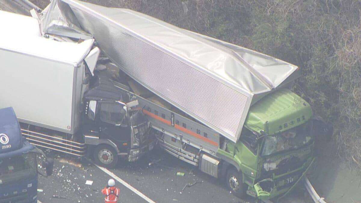【速報】｢車が大破している｣ 東名阪自動車道で複数台絡む事故 少なくとも2人ケガ 鈴鹿IC付近 三重