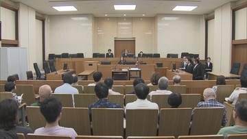 当時7歳の娘が内縁の夫から暴行受けるも放置し死亡させた罪などに問われた母親の初公判  保護責任者遺棄致死の罪については腹痛など訴えた娘を｢便秘だと判断した｣と無罪主張