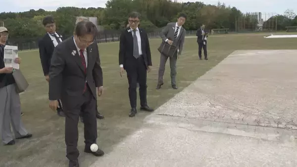 「｢本当に広い…｣ アジア大会クリケット会場を愛知･大村秀章知事が視察 競技を体験 日進市の口論義運動公園」の画像
