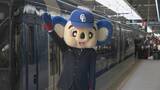 「電車のいたる所にドアラが！｢ミュースカイ｣の配色を青白反転 "ドアラトレイン"で90周年迎えたドラゴンズを応援 コラボグッズには朝から長蛇の列 名鉄」の画像1