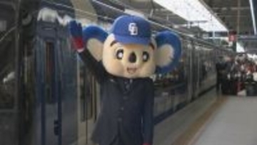 電車のいたる所にドアラが！｢ミュースカイ｣の配色を青白反転 "ドアラトレイン"で90周年迎えたドラゴンズを応援 コラボグッズには朝から長蛇の列 名鉄