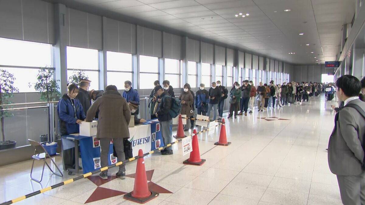 電車のいたる所にドアラが！｢ミュースカイ｣の配色を青白反転 "ドアラトレイン"で90周年迎えたドラゴンズを応援 コラボグッズには朝から長蛇の列 名鉄