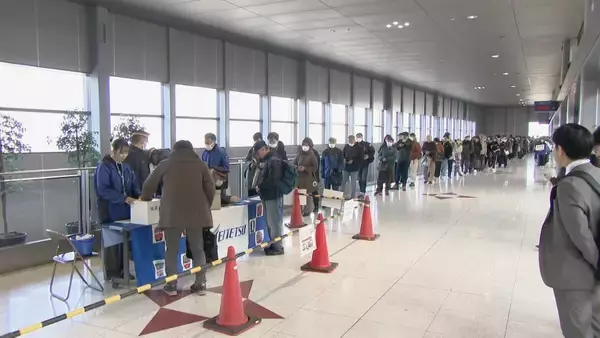 「電車のいたる所にドアラが！｢ミュースカイ｣の配色を青白反転 "ドアラトレイン"で90周年迎えたドラゴンズを応援 コラボグッズには朝から長蛇の列 名鉄」の画像