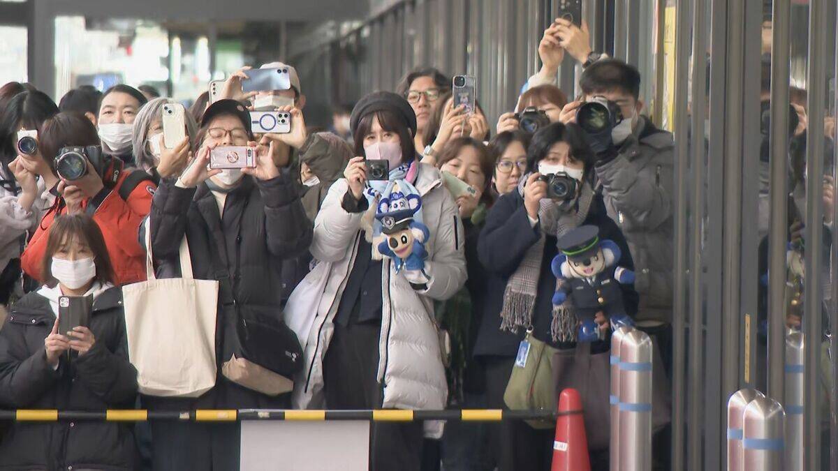 電車のいたる所にドアラが！｢ミュースカイ｣の配色を青白反転 "ドアラトレイン"で90周年迎えたドラゴンズを応援 コラボグッズには朝から長蛇の列 名鉄