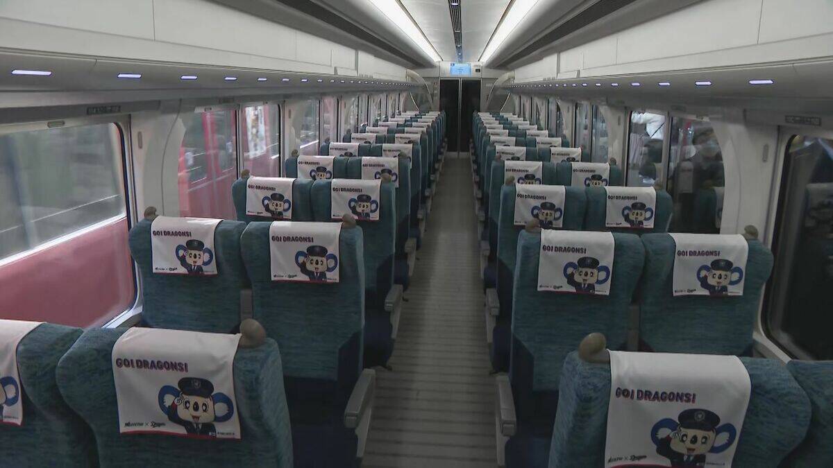 電車のいたる所にドアラが！｢ミュースカイ｣の配色を青白反転 "ドアラトレイン"で90周年迎えたドラゴンズを応援 コラボグッズには朝から長蛇の列 名鉄