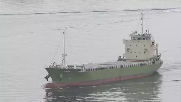 「釣り船に貨物船が衝突… 釣り客らが海に投げ出され2人死亡 10人重軽傷 ぶつかった貨物船は全長71メートル」の画像