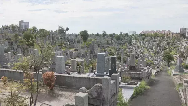 「｢迷惑かけたくない｣ 墓じまいを検討する人も “盆の入り”で多くの人が墓参り ご先祖様へ感謝や近況を… 八事霊園 名古屋」の画像