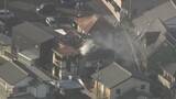 「木造2階建て住宅で火事 周囲の住宅4棟に延焼 けが人なし 警察と消防が出火原因を詳しく調べる 岐阜市」の画像1