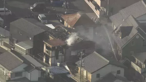 木造2階建て住宅で火事 周囲の住宅4棟に延焼 けが人なし 警察と消防が出火原因を詳しく調べる 岐阜市