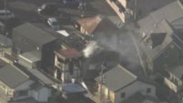 木造2階建て住宅で火事 周囲の住宅4棟に延焼 けが人なし 警察と消防が出火原因を詳しく調べる 岐阜市