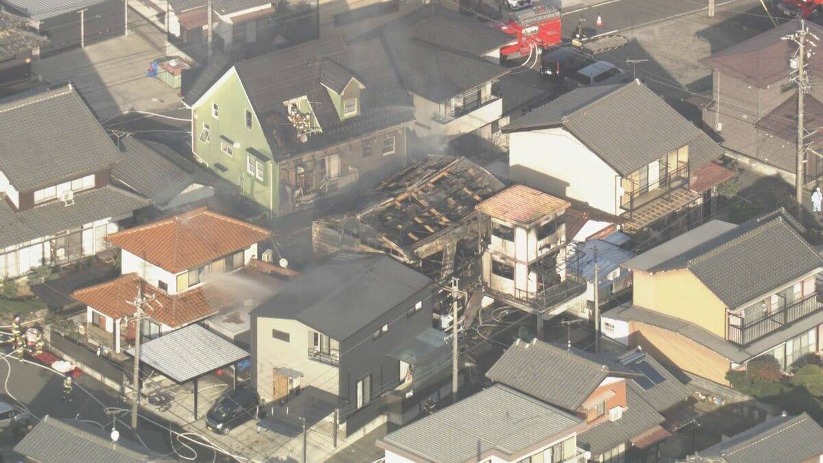 木造2階建て住宅で火事 周囲の住宅4棟に延焼 けが人なし 警察と消防が出火原因を詳しく調べる 岐阜市