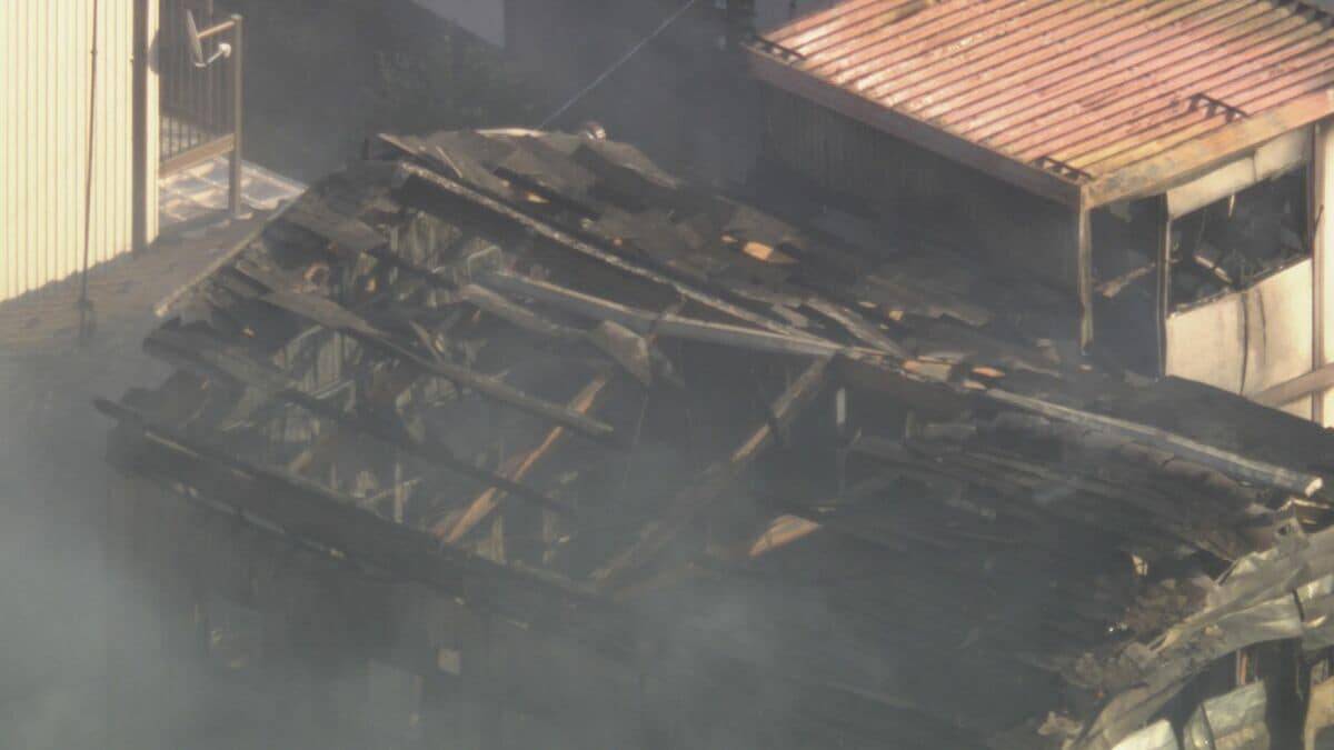 木造2階建て住宅で火事 周囲の住宅4棟に延焼 けが人なし 警察と消防が出火原因を詳しく調べる 岐阜市