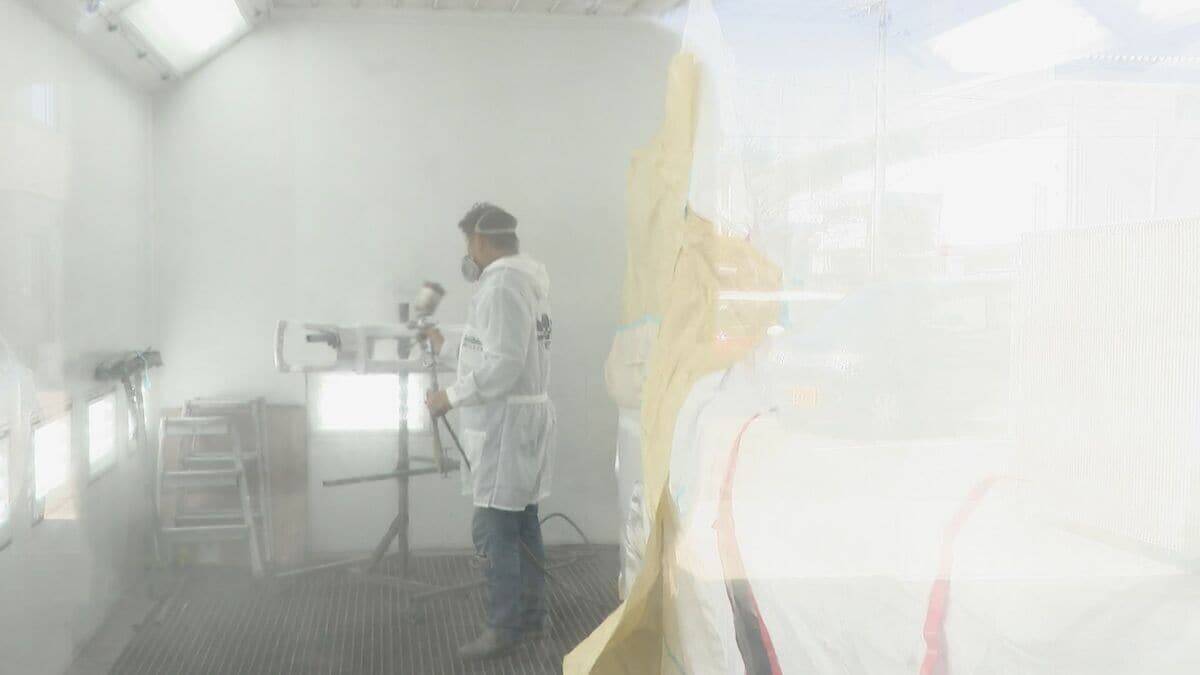 ｢仕事できるの？って…｣ 車の塗装作業に打撃 シンナー価格1.7倍 在庫もあと2週間 イラン情勢で石油由来の資材が不足