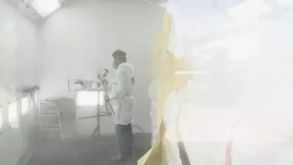 「｢仕事できるの？って…｣ 車の塗装作業に打撃 シンナー価格1.7倍 在庫もあと2週間 イラン情勢で石油由来の資材が不足」の画像