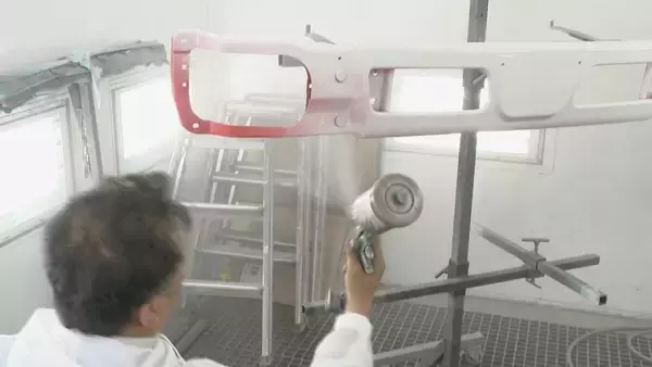 「｢仕事できるの？って…｣ 車の塗装作業に打撃 シンナー価格1.7倍 在庫もあと2週間 イラン情勢で石油由来の資材が不足」の画像