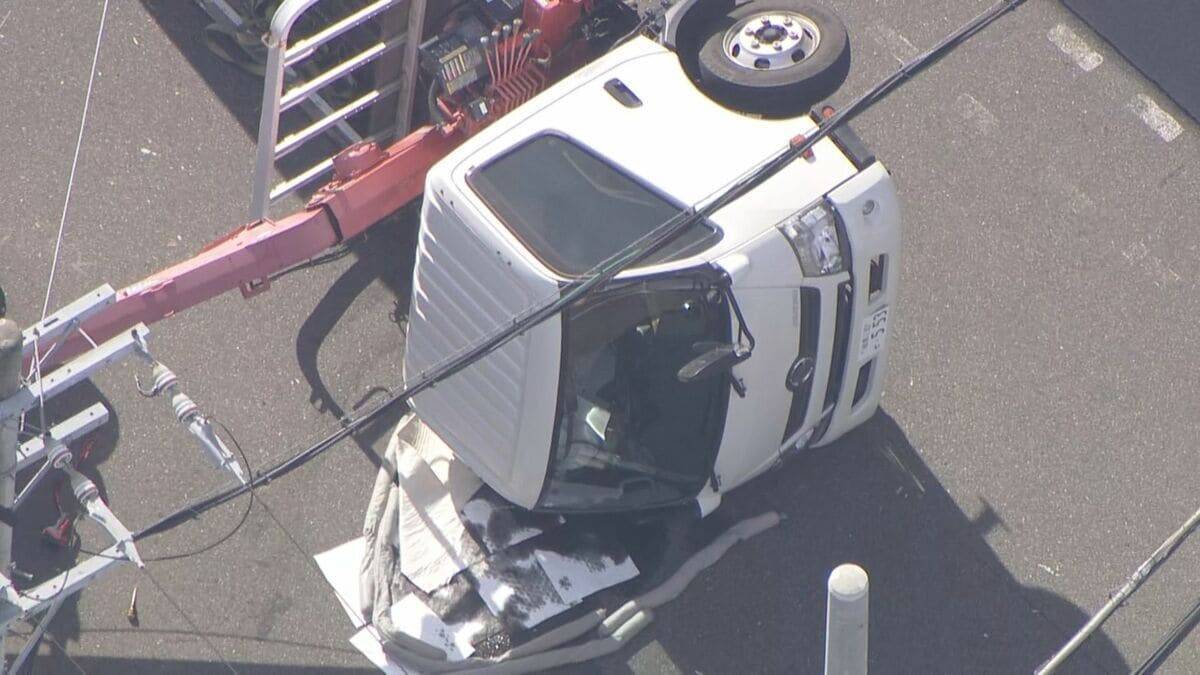 荷おろし作業中にクレーン車が横転…車の外でクレーン車を操作していた48歳の男性が下敷きになり死亡 岐阜・各務原市