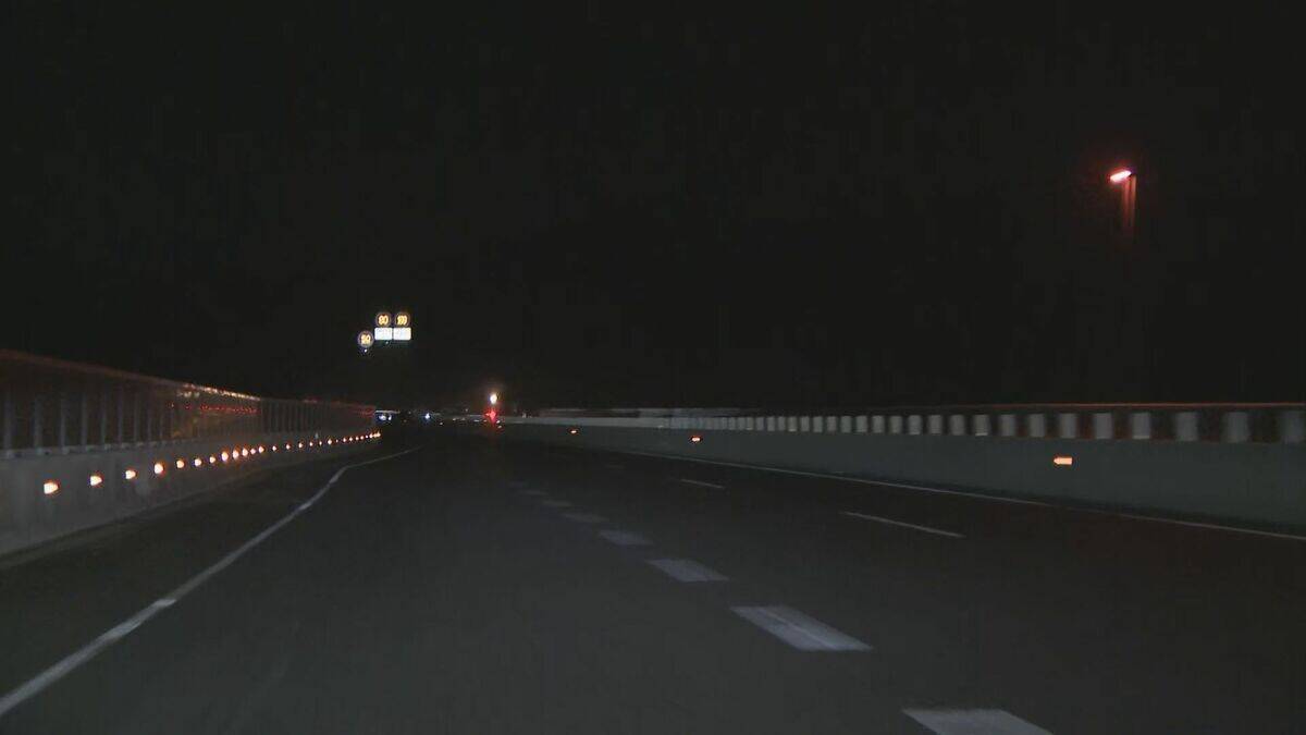 愛知・瀬戸市の東海環状道で乗用車が横転、運転手の30代位の女性が重体　同乗の男女3人も病院に搬送される　