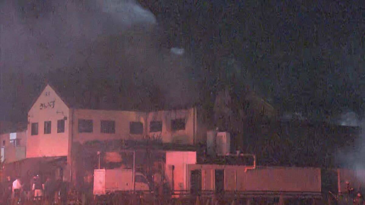 「人が刺され、ガソリンがまかれ火事になっている」と通報 ケーキ店で火事 ２人が死亡、３人が搬送　岐阜・本巣市