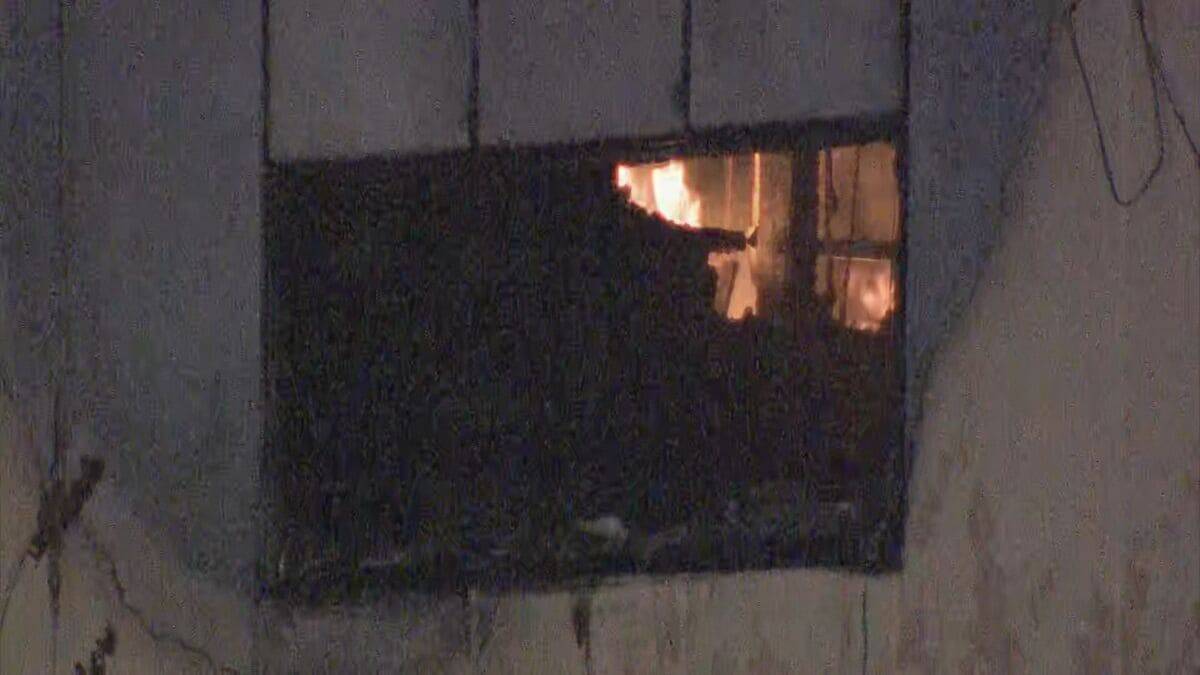 「人が刺され、ガソリンがまかれ火事になっている」と通報 ケーキ店で火事 ２人が死亡、３人が搬送　岐阜・本巣市