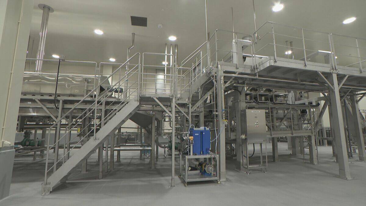 中部初｢湖池屋｣新工場完成 1時間に約2万5千袋のポテトチップス生産 CM出演の中島健人さん｢パッケージの生産工場の欄に注目してしまう｣ 岐阜･海津市