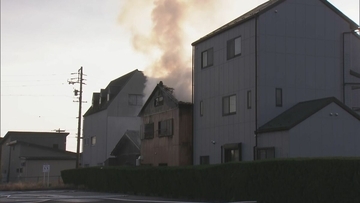 岐阜市で住宅火災 2階のストーブが原因か…出火当時 親子は1階に 91歳女性ら3人搬送 消火活動中だった近所の男性も