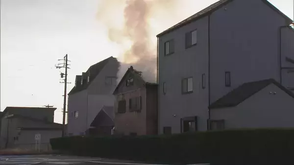 岐阜市で住宅火災 2階のストーブが原因か…出火当時 親子は1階に 91歳女性ら3人搬送 消火活動中だった近所の男性も