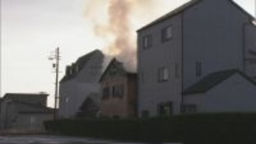 岐阜市で住宅火災 2階のストーブが原因か…出火当時 親子は1階に 91歳女性ら3人搬送 消火活動中だった近所の男性も