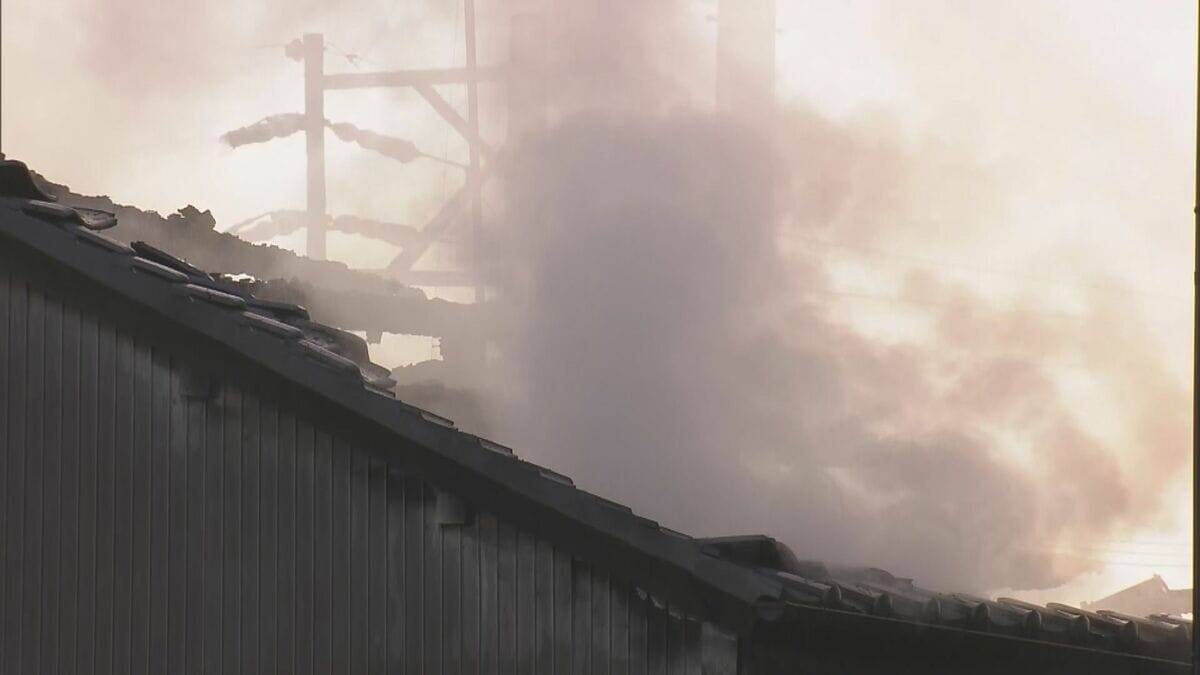 岐阜市で住宅火災 2階のストーブが原因か…出火当時 親子は1階に 91歳女性ら3人搬送 消火活動中だった近所の男性も