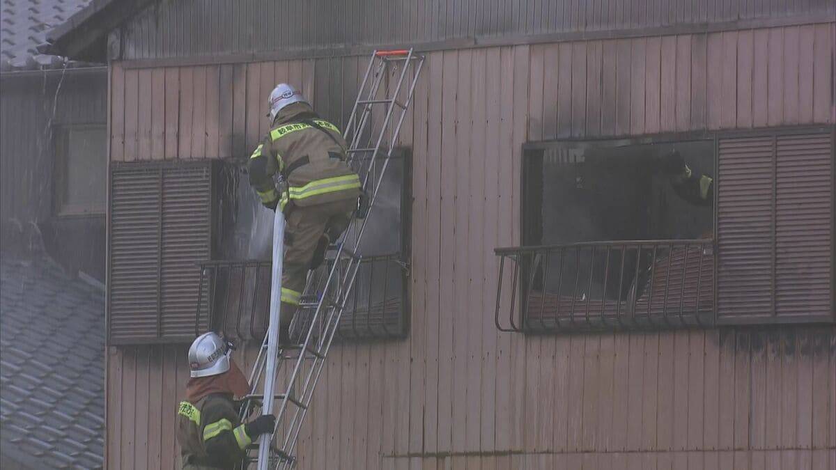 岐阜市で住宅火災 2階のストーブが原因か…出火当時 親子は1階に 91歳女性ら3人搬送 消火活動中だった近所の男性も