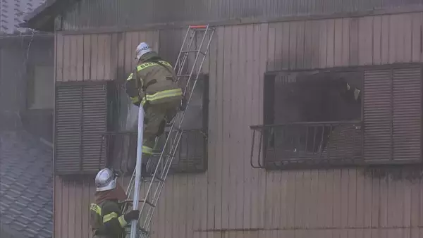 「岐阜市で住宅火災 2階のストーブが原因か…出火当時 親子は1階に 91歳女性ら3人搬送 消火活動中だった近所の男性も」の画像
