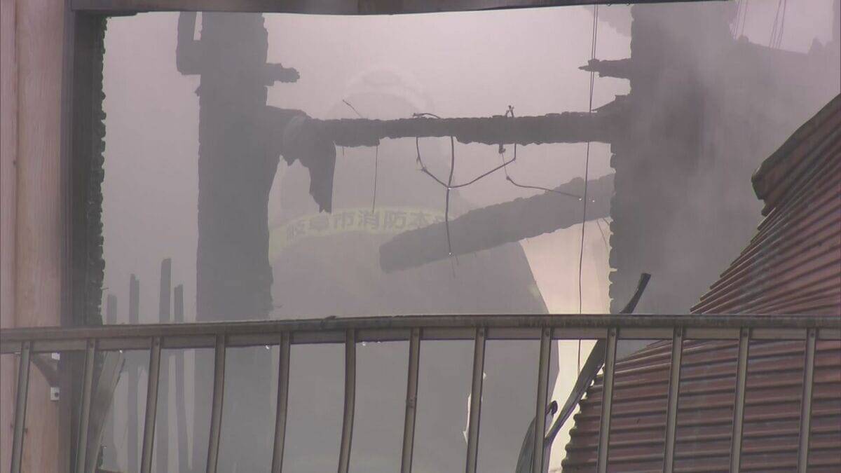 岐阜市で住宅火災 2階のストーブが原因か…出火当時 親子は1階に 91歳女性ら3人搬送 消火活動中だった近所の男性も