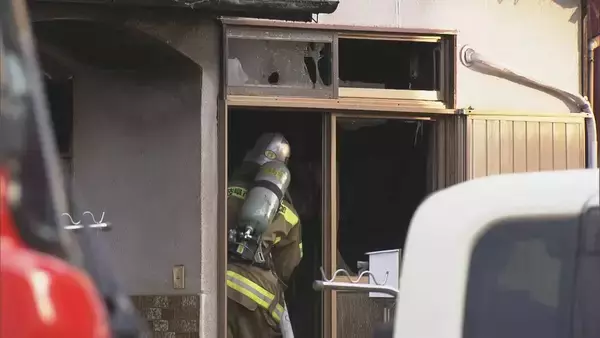 「岐阜市で住宅火災 2階のストーブが原因か…出火当時 親子は1階に 91歳女性ら3人搬送 消火活動中だった近所の男性も」の画像