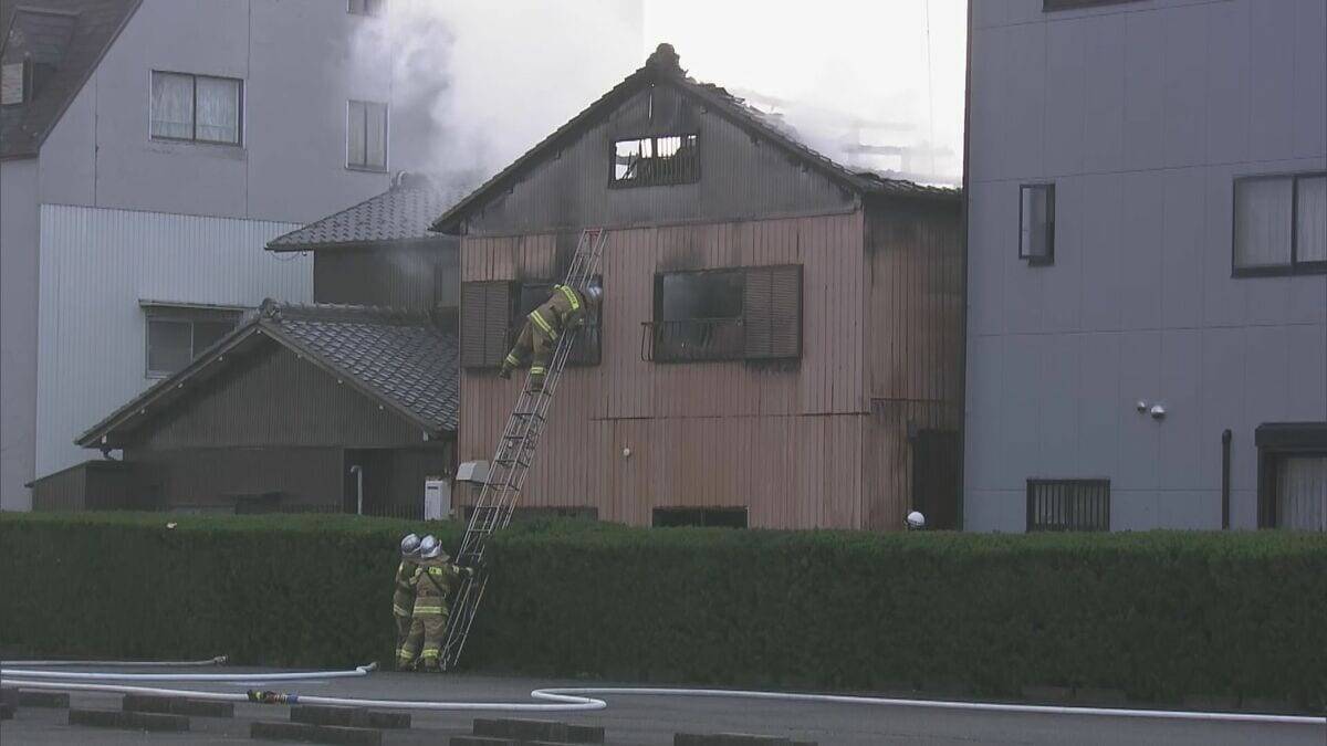 岐阜市で住宅火災 2階のストーブが原因か…出火当時 親子は1階に 91歳女性ら3人搬送 消火活動中だった近所の男性も