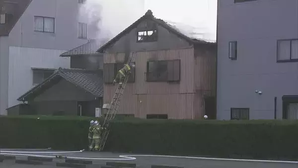 「岐阜市で住宅火災 2階のストーブが原因か…出火当時 親子は1階に 91歳女性ら3人搬送 消火活動中だった近所の男性も」の画像