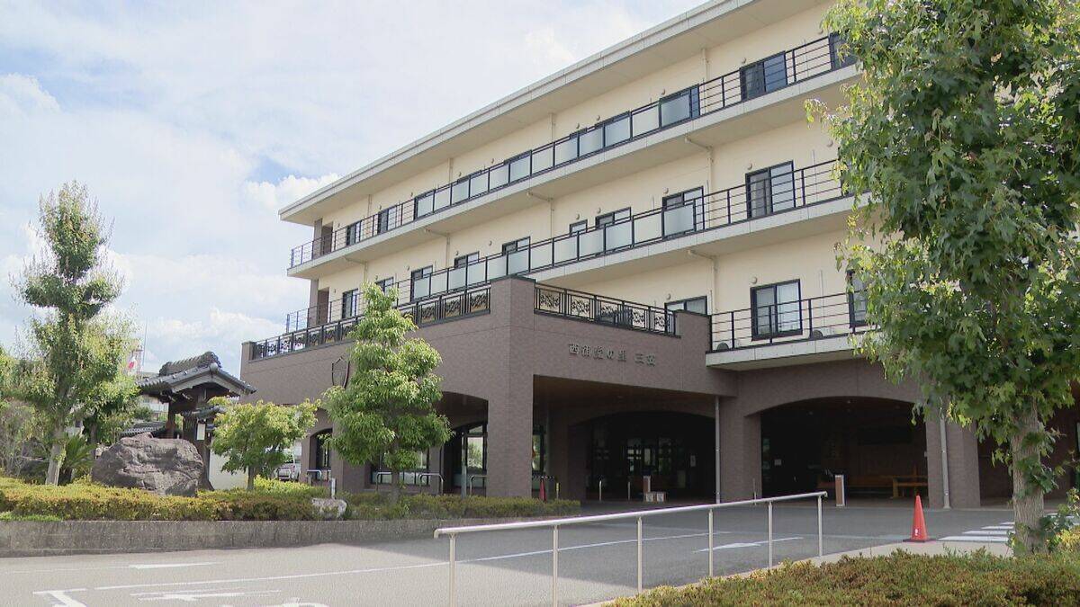 勤務実態ない98歳の“相談役”に月48万円の給与 高級温泉の接待や介護報酬の不正請求も 介護業界の“闇”