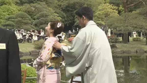 「園遊会に出席した“りくりゅう” ここでも仲良く…木原選手が三浦選手の帯をなおす場面が 両陛下から激励のお言葉も」の画像