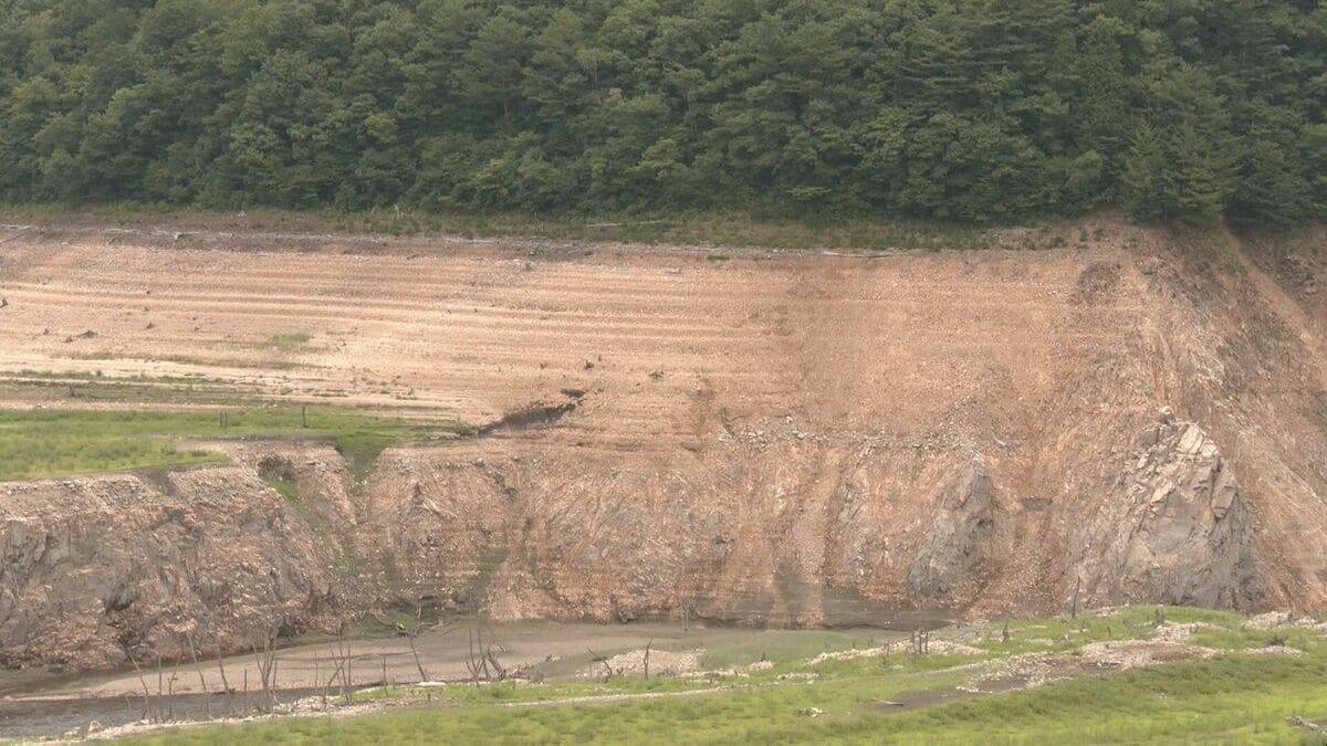 記録的渇水で“沈んだ集落”が出現… 岐阜･白川村の御母衣ダム 近くのキャンプ場にも水位低下の影響が