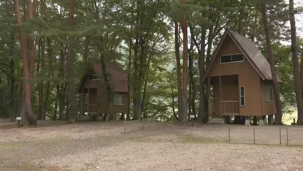 「記録的渇水で“沈んだ集落”が出現… 岐阜･白川村の御母衣ダム 近くのキャンプ場にも水位低下の影響が」の画像