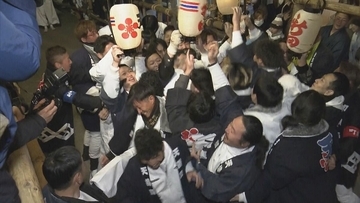 奇祭｢ヤーヤ祭り｣  男衆が激しくもみ合ったあと海へ…長年全裸で飛び込むもSNSで画像を拡散されるため2年前から着衣を義務付け 三重・尾鷲神社