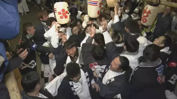 奇祭｢ヤーヤ祭り｣  男衆が激しくもみ合ったあと海へ…長年全裸で飛び込むもSNSで画像を拡散されるため2年前から着衣を義務付け 三重・尾鷲神社