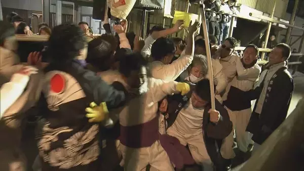 「奇祭｢ヤーヤ祭り｣  男衆が激しくもみ合ったあと海へ…長年全裸で飛び込むもSNSで画像を拡散されるため2年前から着衣を義務付け 三重・尾鷲神社」の画像