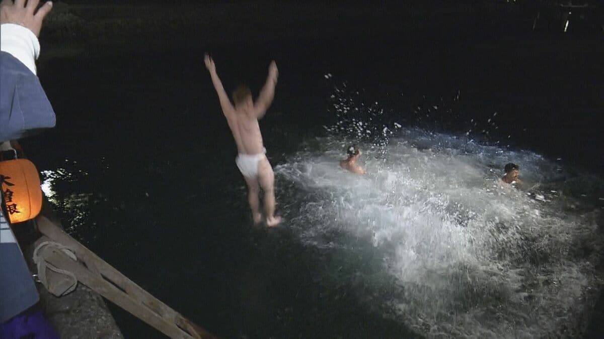 奇祭｢ヤーヤ祭り｣  男衆が激しくもみ合ったあと海へ…長年全裸で飛び込むもSNSで画像を拡散されるため2年前から着衣を義務付け 三重・尾鷲神社