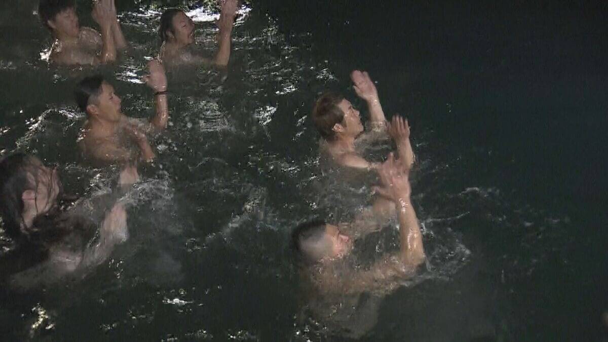 奇祭｢ヤーヤ祭り｣  男衆が激しくもみ合ったあと海へ…長年全裸で飛び込むもSNSで画像を拡散されるため2年前から着衣を義務付け 三重・尾鷲神社