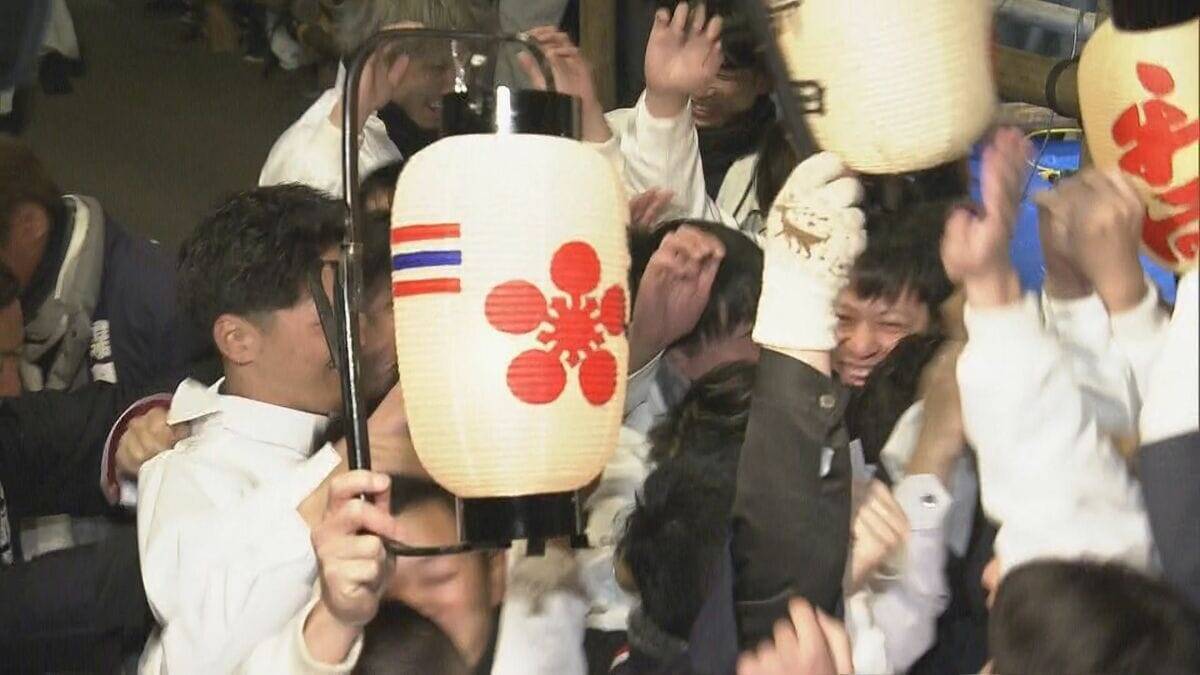 奇祭｢ヤーヤ祭り｣  男衆が激しくもみ合ったあと海へ…長年全裸で飛び込むもSNSで画像を拡散されるため2年前から着衣を義務付け 三重・尾鷲神社