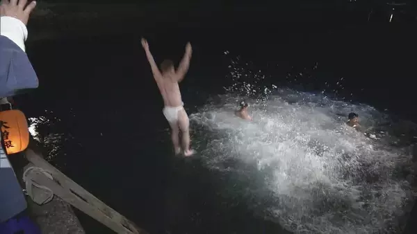 「奇祭｢ヤーヤ祭り｣  男衆が激しくもみ合ったあと海へ…長年全裸で飛び込むもSNSで画像を拡散されるため2年前から着衣を義務付け 三重・尾鷲神社」の画像