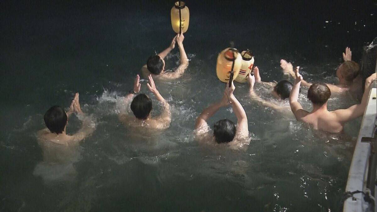 奇祭｢ヤーヤ祭り｣  男衆が激しくもみ合ったあと海へ…長年全裸で飛び込むもSNSで画像を拡散されるため2年前から着衣を義務付け 三重・尾鷲神社